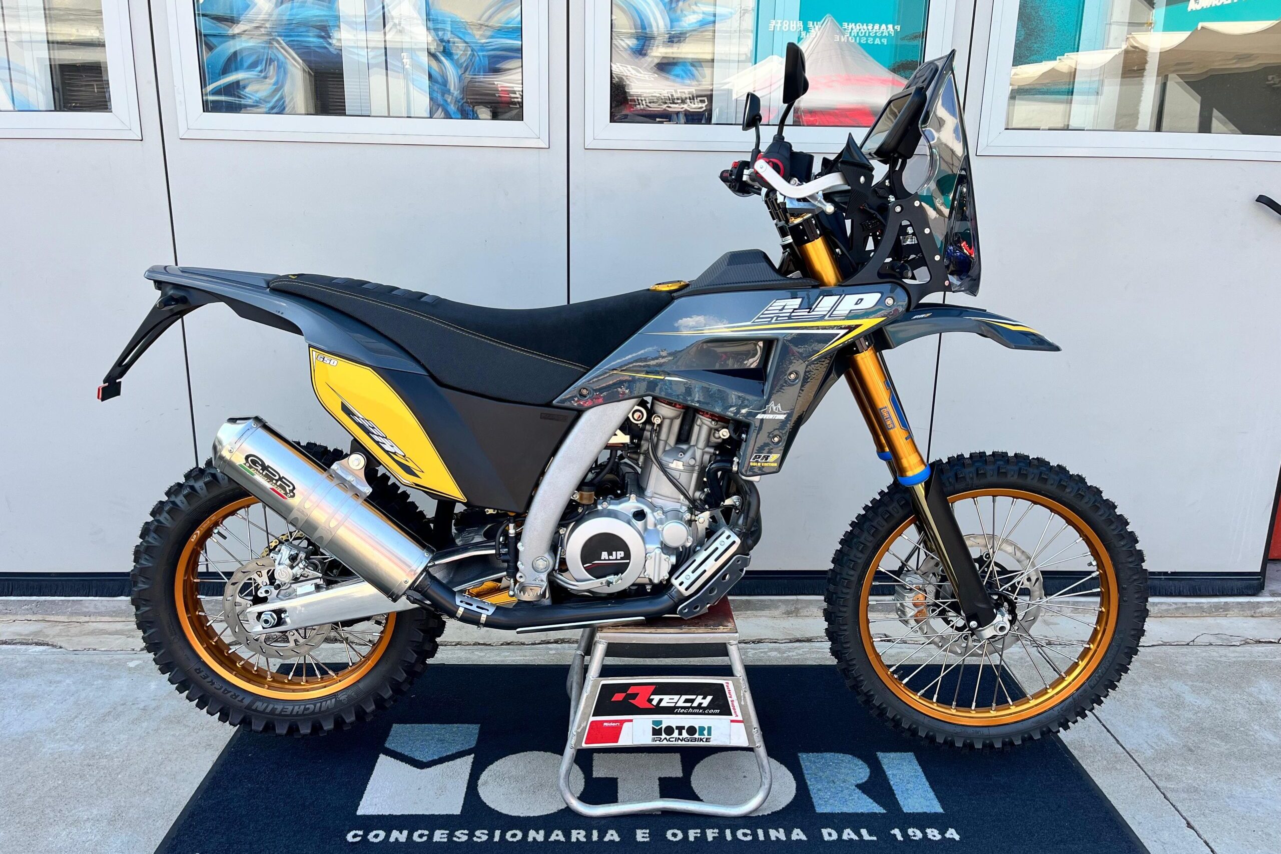 moto enduro adventure con crchi oro e plastiche grigie